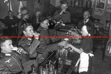 F020857 Soldaten der Wehrmacht Lankwitz Versorgungsbataillon in einer Kneipe Berlin Germany