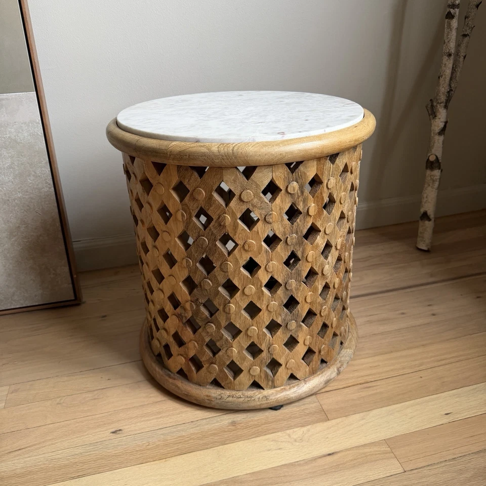 Mesa auxiliar redonda de celosía marroquí hecha a mano de madera natural + mármol blanco años 70 Foto 2 de 4