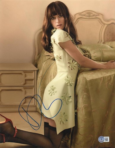 HOT SEXY DAKOTA JOHNSON SIGNED 11X14 PHOTO AUTHENTIC AUTOGRAPH BECKETT HOLO 9