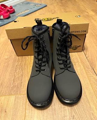 Neue Dr. Martens 1460 Serena Y gefüttert Grau