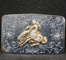 XD29143 VINTAGE 1970s  COWBOY RIDING BUCKING HORSE  WESTERN MENS BELT BUCKLE
