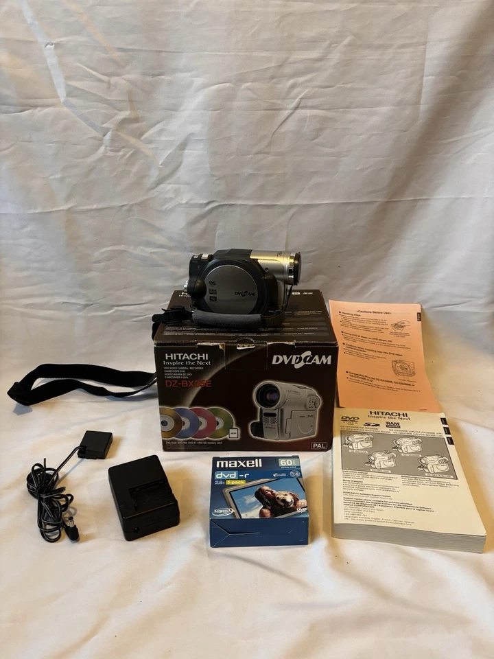 Hitachi DZ-BX35E DVD Camcorder Boxed With All Accessories NEEDS NEW BATTERY - Image 2 of 4