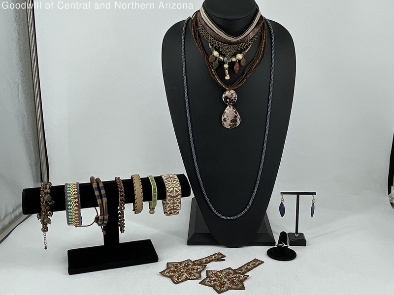 17 Piece Boho Chic Beaded & Mixed Metal Jewelry 200g