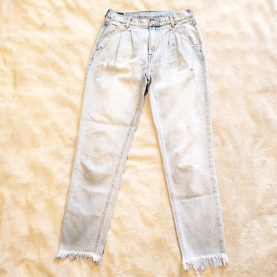 American Eagle Mom Jeans Womens  4 Pleated Distressed Raw Hem Light Wash Denim