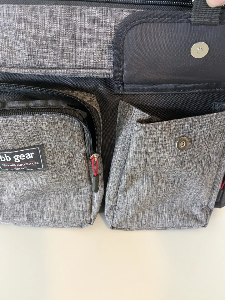 Mochila bolsa de pañales Baby Boom BB Gear con bolsillo para limpiar y bolsillos laterales aislados Foto 3 de 4