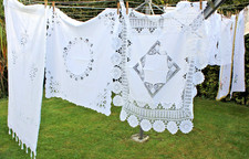 Konvolut Tischdecken Läufer Bezugskissen alt Handarbeit/Gehäkelt/Bestickt/Spitze