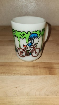 Anchor Hocking 1958 Vintage Peanuts Snoopy Pedal Power Milk Glass Mug
