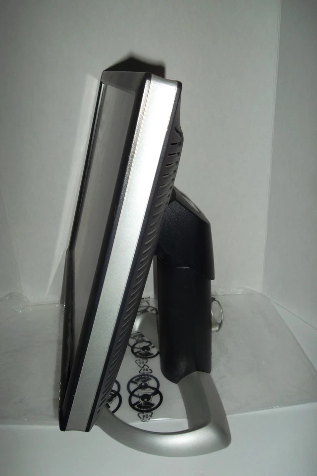 Dell 1905FP UltraSharp 19" LCD Monitor VGA DVI-D w/4-Port USB Hub T6116 W8690 - Image 3 of 4