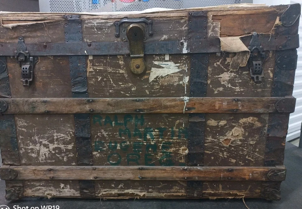 Baúl de envío antiguo de cambio de siglo % de la venta se destina a ayuda de Ucrania  Foto 2 de 4