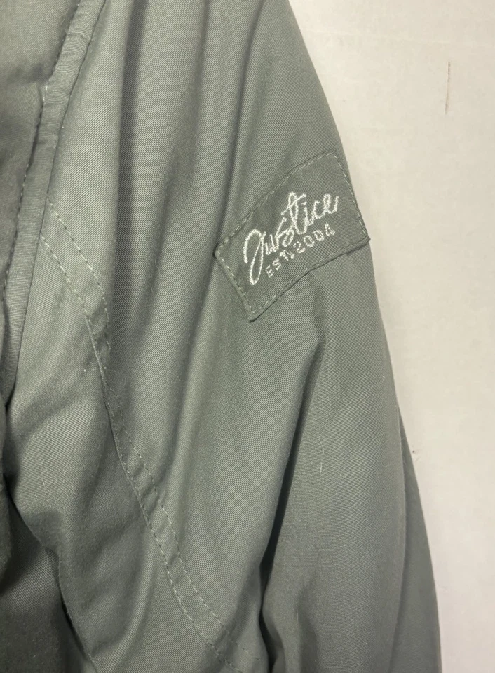 Parka forrada de piel Justice para niñas talla 10 abrigo verde oliva piel sintética bolsillos con capucha Foto 4 de 4