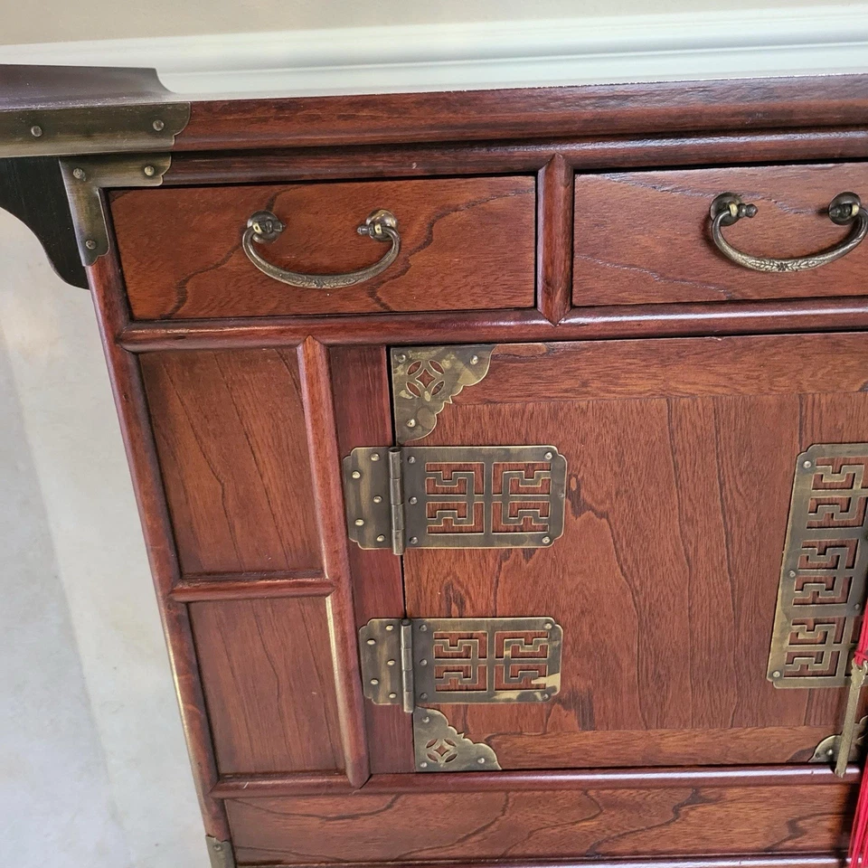 Este cofre de madera estilo Tansu es un reflejo de los muebles tradicionales coreanos. Foto 2 de 4