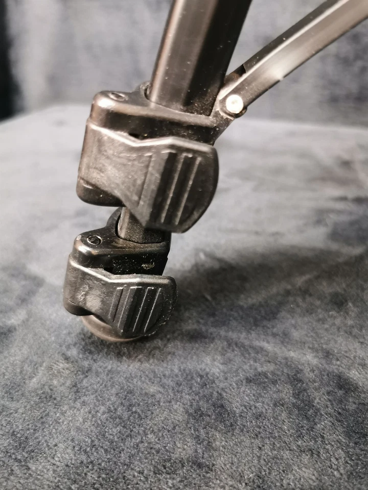 Quantaray Black Camera Tripod Adjustable Aluminum Stand Drop Control Grip Lock - Image 3 of 4