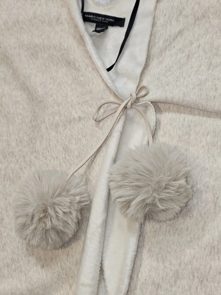 Xale forrado de pele sintética Marc New York Andrew Marc bege tamanho único borlas pom pom - Imagem 3 de 4