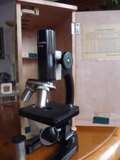 kleines Mikroskop von Waechter Potsdam mit 2 Objektiven, 1 Okular u. Holzkasten