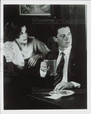 1990 Press Photo Sherilyn Fenn and Kyle McLachlan star in "Twin Peaks"