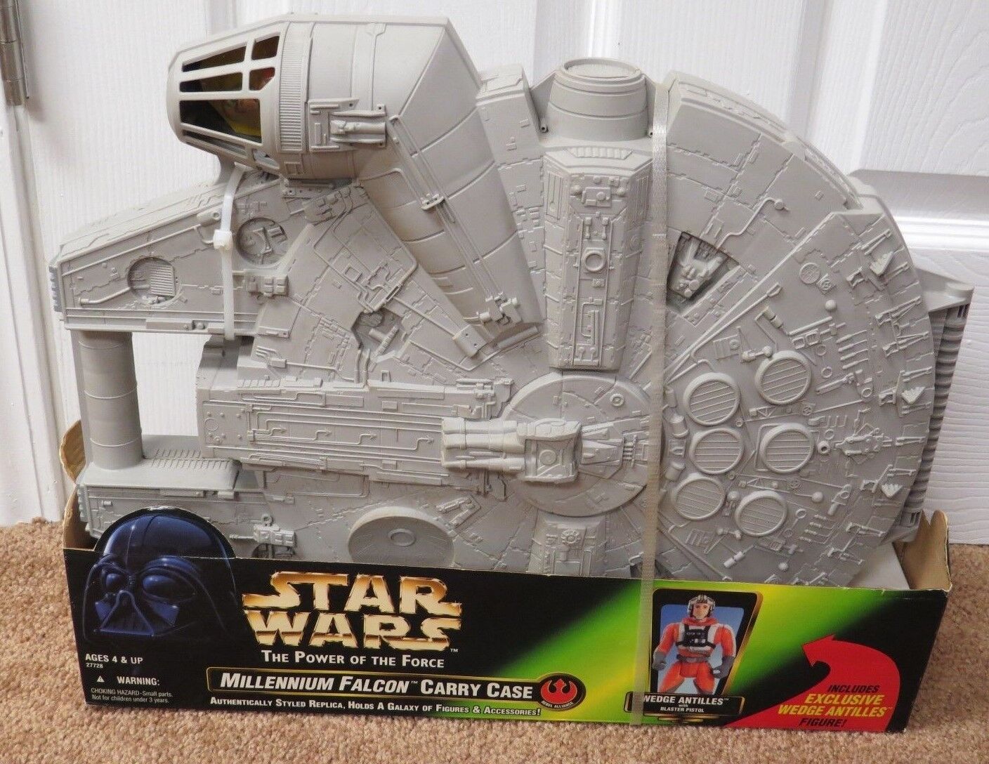 STAR WARS MILLENIUM FALCON CARRY CASE SEALED IN BOX WITH FIGURE