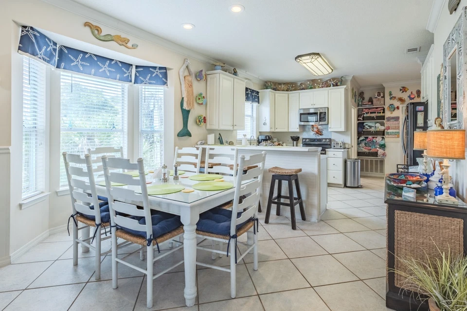 Vacation Rentals Destin FL3 bed, 2 bath private pool golf cart 2 blocks to beach - Image 3 of 4