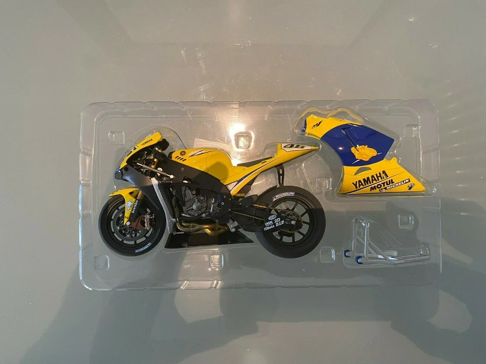 MINICHAMPS 1:12 VALENTINO ROSSI - YAMAHA YZR-M1 2006 SACHSENRING -122063096 - Immagine 2 di 3