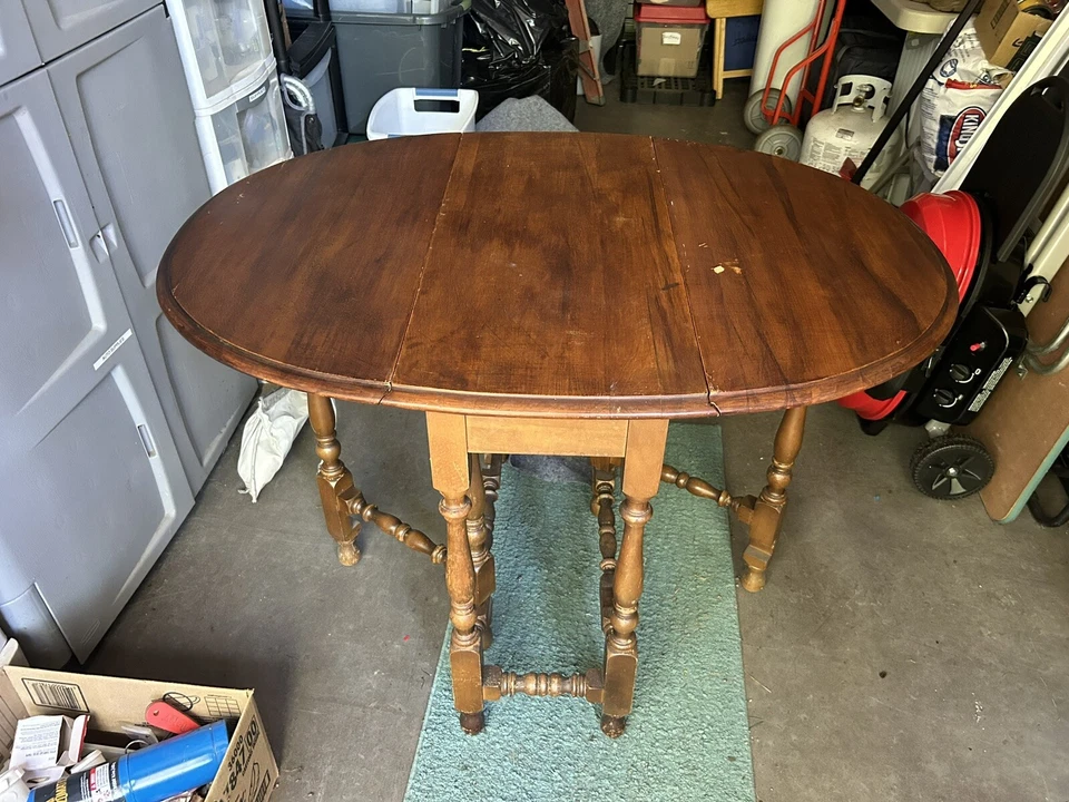Antigua mesa inglesa con patas de puerta de 1800 Foto 4 de 4