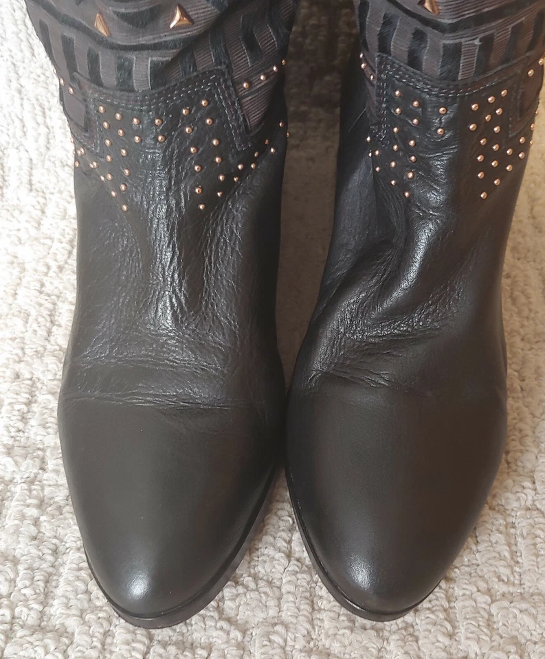 Botas de cuero Ivy Kirzhner negras con pelo 10 tacón de cuña pantorrilla de cobre Foto 3 de 4