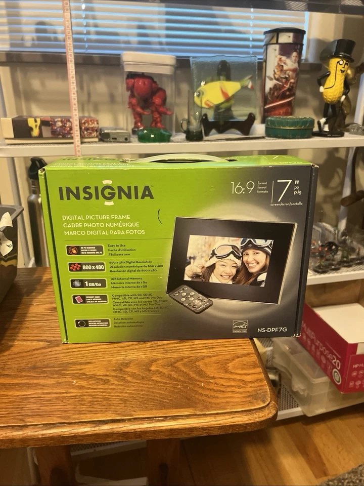 Insignia NS-DPF7G 7" Digital Picture Frame with Remote Control New Open Box - Image 2 of 4