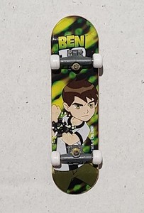 Ben 10 Omniverse - Statuetta Da Collezione Ben Con Skateboard (16 Anni), 10 Cm, Con Mini Figura