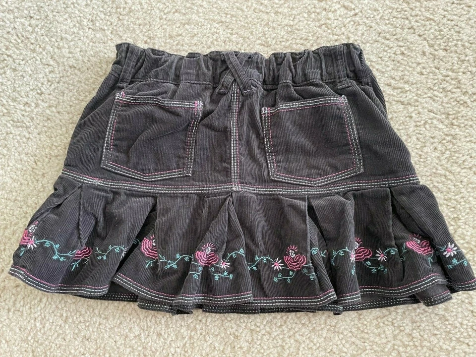 Saia de veludo preta, meninas de 6 a 7 anos, bordado floral, levemente usada  - Imagem 2 de 4