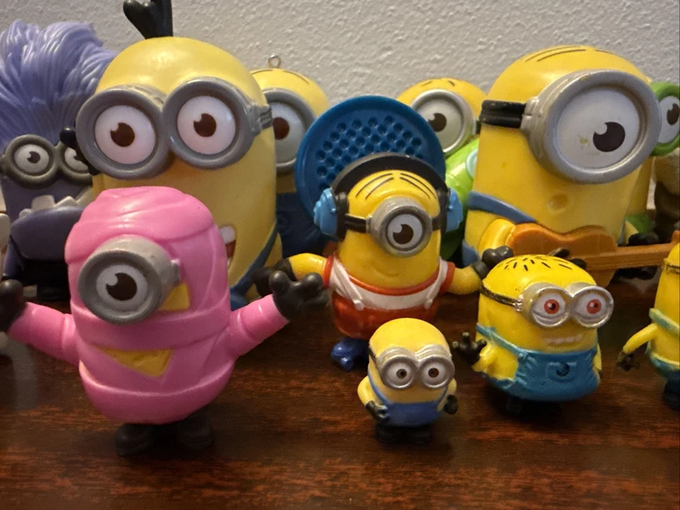 Lote de juguetes Illumination Despicable Me (24), en su mayoría figuras Minion, todas diferentes Foto 2 de 4