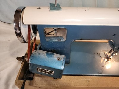 White, Vintage De Luxe Zigzag Sewing Machine Model NAZ, w/Case
