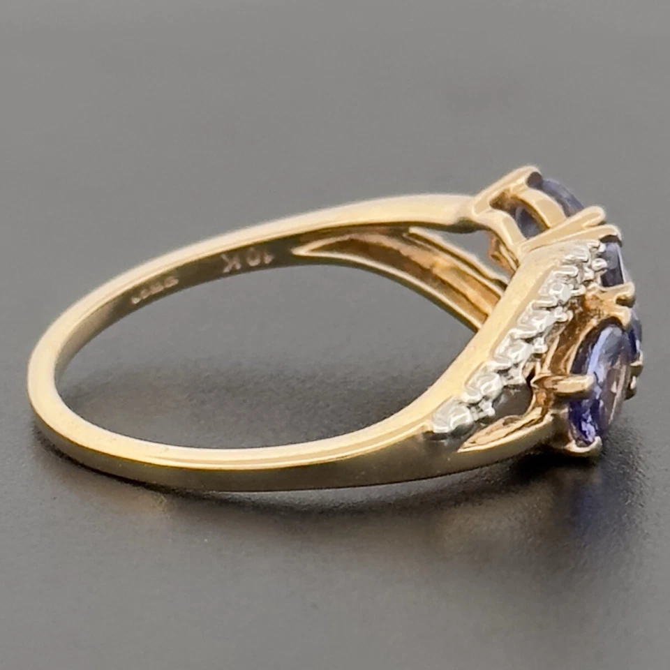 Anillo de tres piedras de oro amarillo de 9 quilates de iolita y diamantes talla N 1/2 con sello Foto 3 de 4