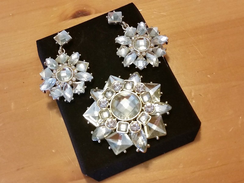 NEW IN BOX AVON PRESIDENT'S 2015 GOLD TONE CLEAR GLASS BROOCH EARRINGS SET-1.75"