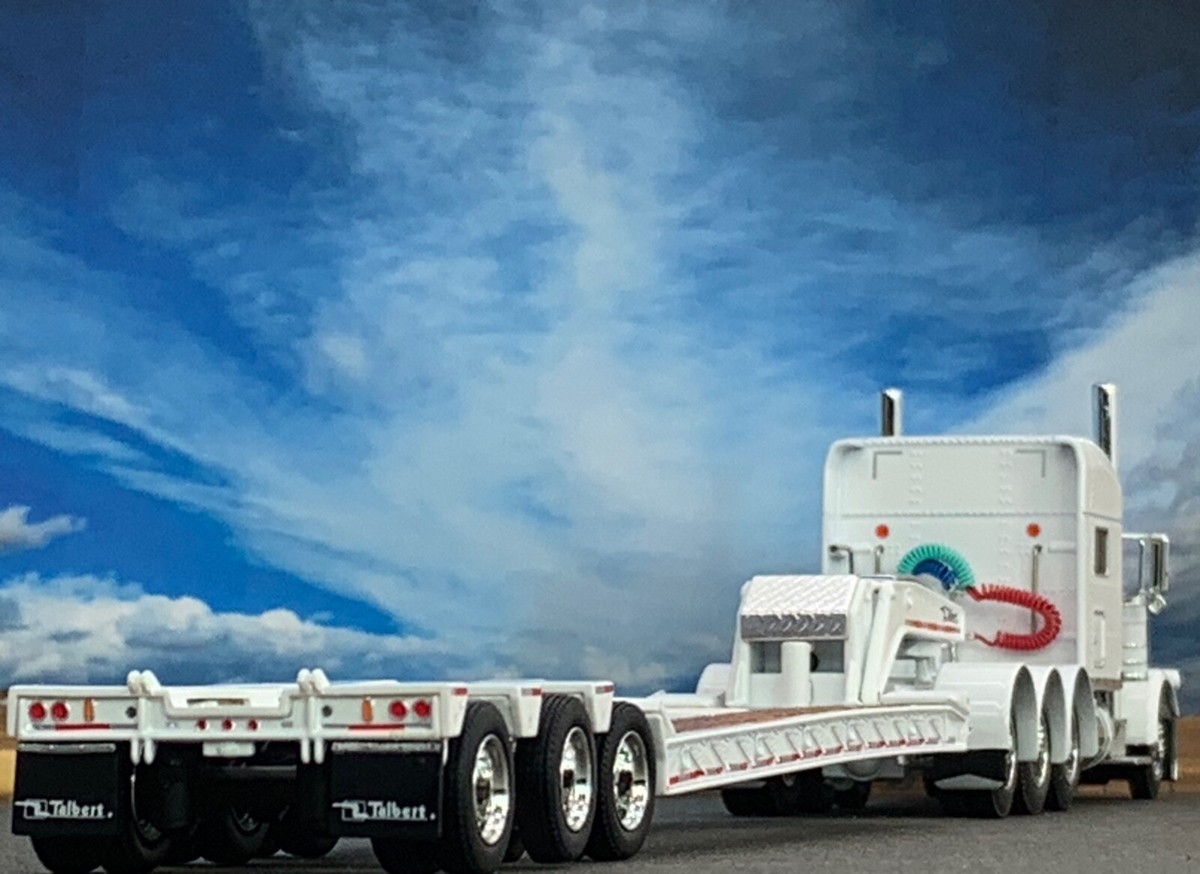 1/64 DCP PETERBILT 389 TRI AXLE 70