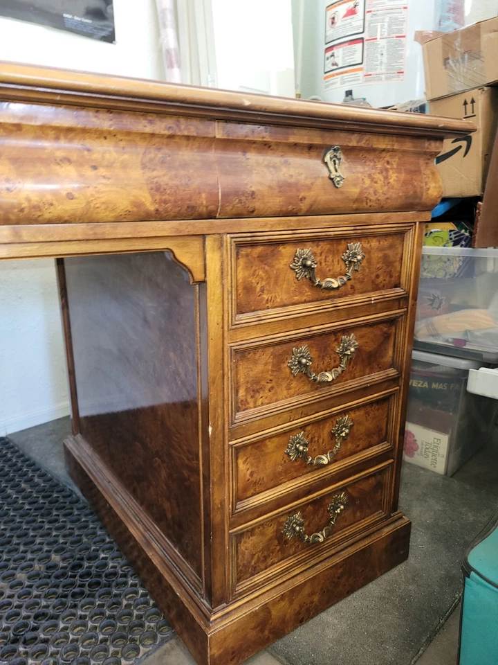 Escritorio Ejecutivo Personalizado Burrel Madera Latón Herrajes Con Cuero Tapa Suave Con Dorado Foto 3 de 4