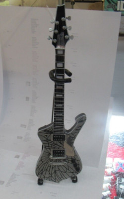 KISS MINIATURE GUITAR NEW VINTAGE FREE STAND PAUL STANLEY | eBay