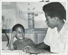 1971 Press Photo Bennie Gordon helps young boy at Thirkell School summer program