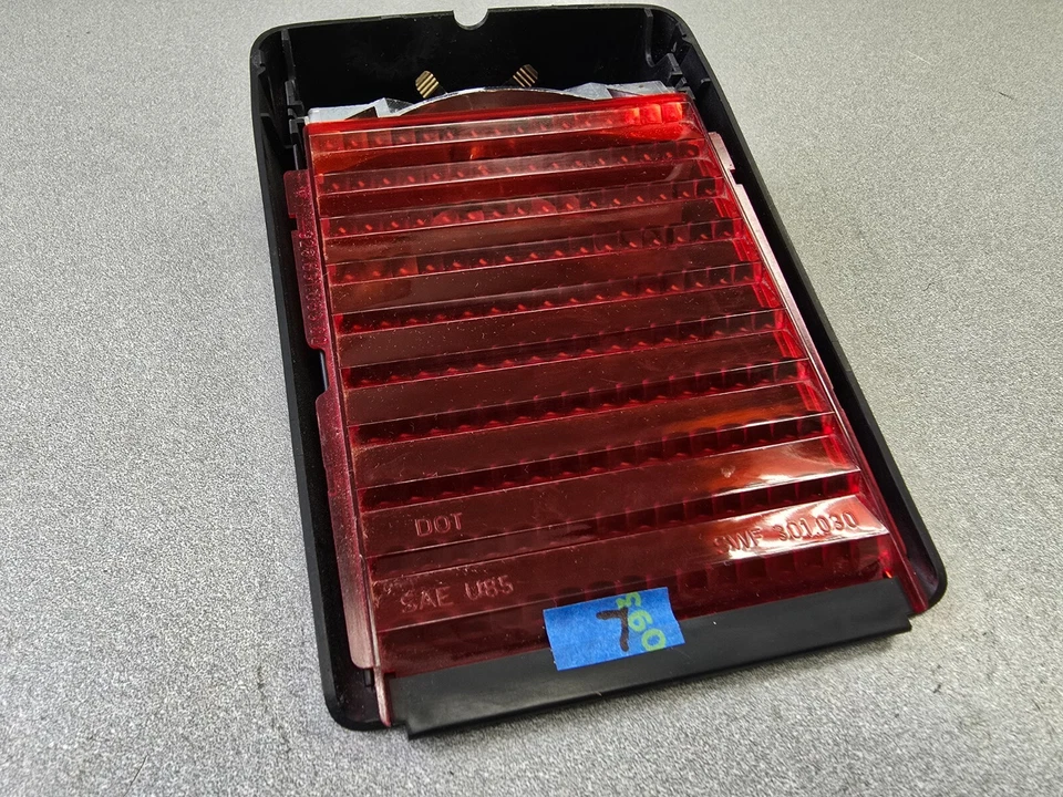 MUY BONITO USADO ORIGINAL GENUINO PORSCHE 928 944 924S 3ª MONTAJE DE LUZ DE FRENO Foto 2 de 4