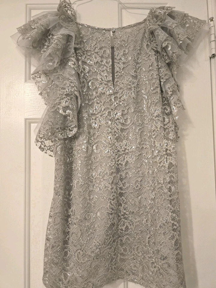 Blusa Top BCBG MAXAZRIA Gris Plateado Stacey Encaje Brillante Mangas con Volantes Talla L Foto 4 de 4