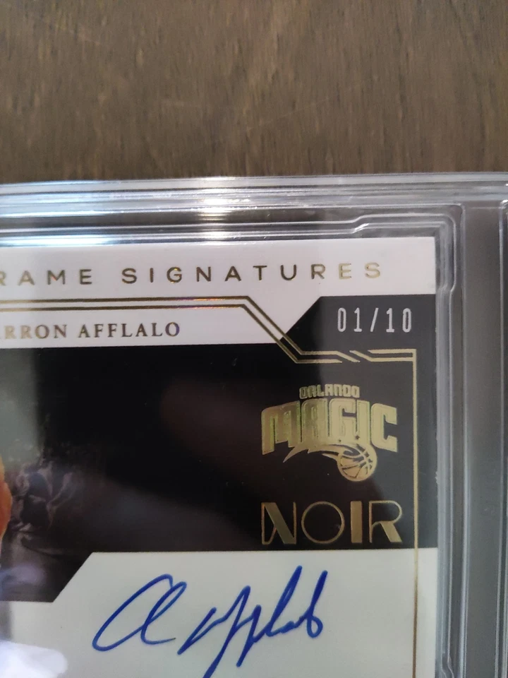 Золотой ГОЛОГРАФИЧЕСКИЙ автограф #'d /10. Оценка PLG (Китай) Arron Afflalo - Panini NOIR - Изображение 2 из 3