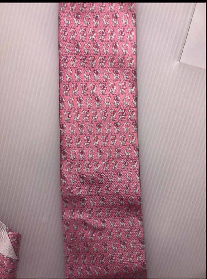 Corbata de seda Salvatore Ferragamo para hombre patrón elefante rosa hecha en Italia 100 % seda Foto 2 de 3