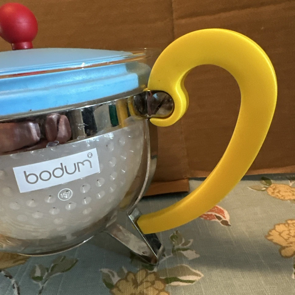 Tetera de vidrio BODUM con infusor CHAMBORD azul rojo amarillo Foto 3 de 4