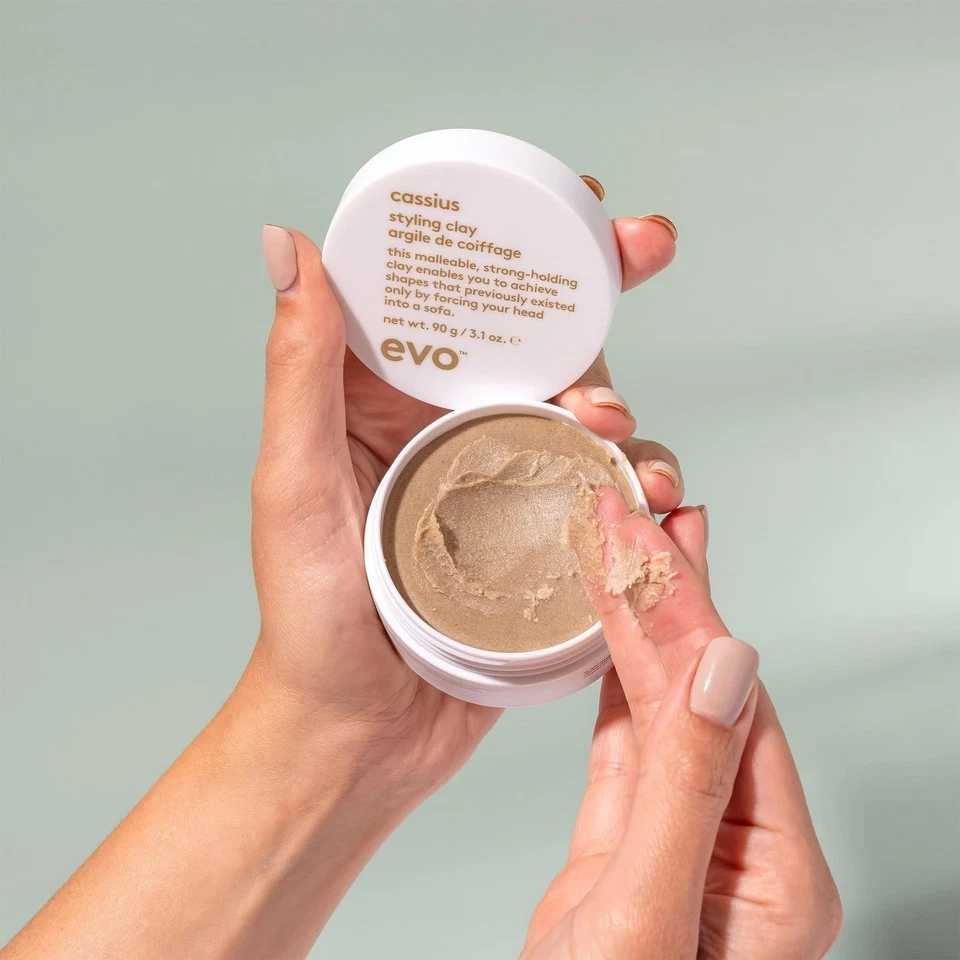Arcilla de peinado evo Cassius - Añade textura con estilo duradero, 3,1 fl oz Foto 2 de 4