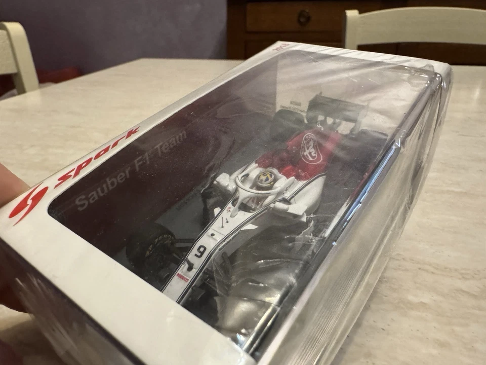 F1 Sauber C37 Ferrari Gp Bahrain 2018 Spark Model 1:43 in box da collezione - Immagine 3 di 4