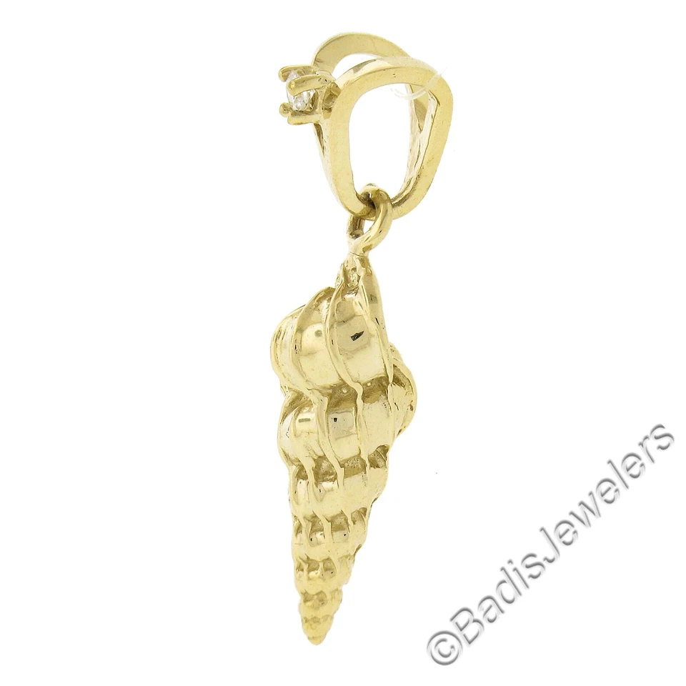 Colgante con dije de concha 3D texturizada detallada de oro de 14k con diamante de 0,04 quilates bajo fianza Foto 3 de 4