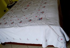 Copriletto matrimoniale• Cotone• All’uncinetto con inserti ricamate • Vintage