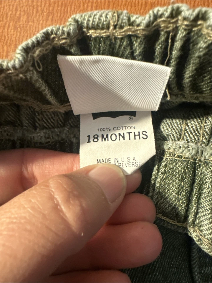 Jeans Little Levi’s de colección verdes con puños a rayas rojas Foto 4 de 4