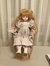 Puppe reinart faelens mit abnehmbarer Kleidung Und Stuhl.