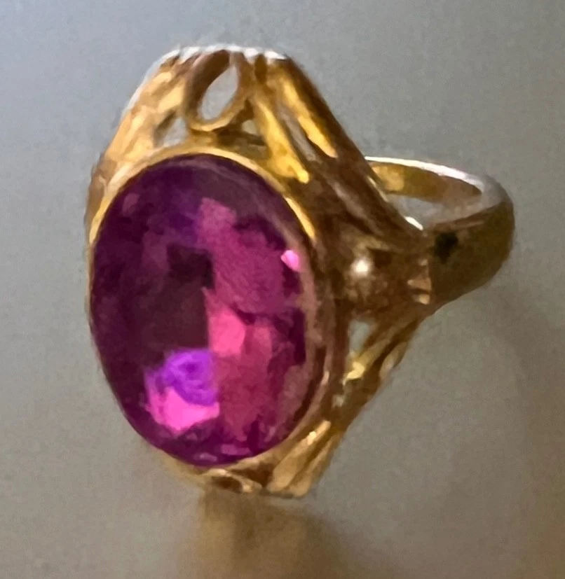 Большое розовато-фиолетовое овальное кольцо с синтетическим аметистом на золотистом сплаве основание размер 8 - Изображение 2 из 4