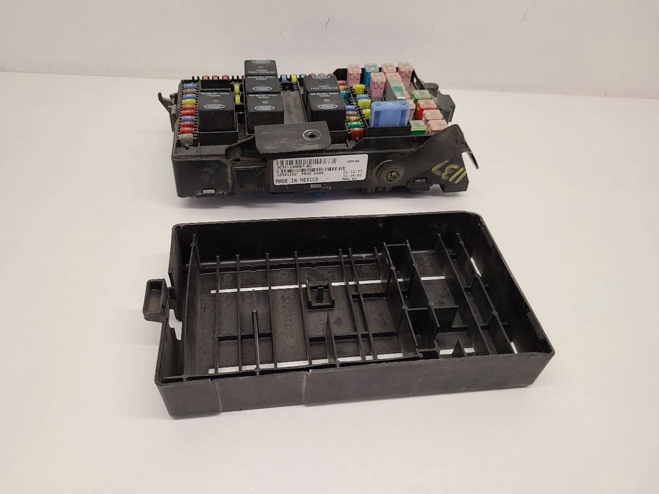 2000 2001 2002 2003 2004 FORD F250SD PICKUP Fuse Box Engine  Foto 2 de 4
