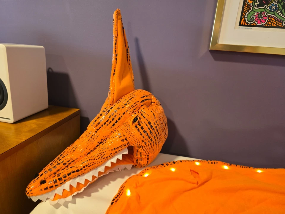 Fantasia de Halloween Pottery Barn Kids pelúcia luxo iluminar pterodáctilo quente 3T - Imagem 3 de 4