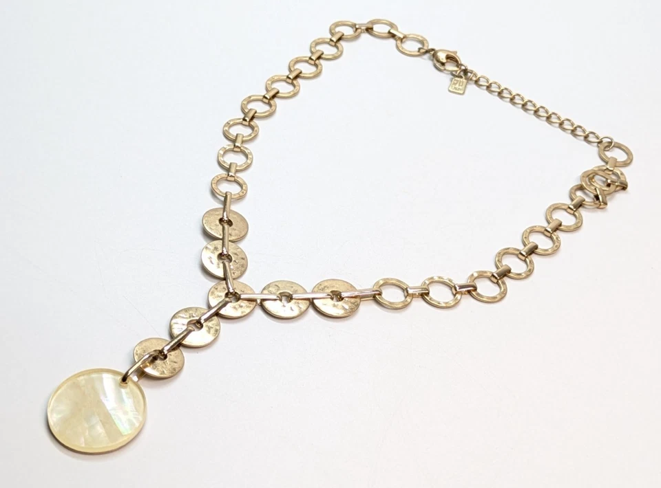 Collar Robert Lee Morris Soho Madreperla Disco Colgante Tono Dorado Distintivo Foto 4 de 4